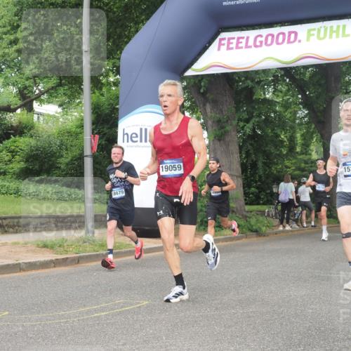 29.06.2025 - hella hamburg halbmarathon KatJ http://msf.ph/oto/8360717 29.06.2025 10:22:27 Zwischen KM18-KM19 2879 meine-sportfotos.de