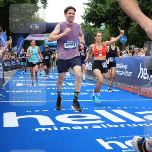 29.06.2025 - hella hamburg halbmarathon Strokosch-Dieckow http://msf.ph/oto/8360756 29.06.2025 10:51:18 Ziel 1461, 1817, 2364, 2411, 2636, 2718, 2946, 4404, 4814, 5600, 5820, 6657, 6776, 8316, 8930, 8989, 9214, 9476, 9656, 10480, 10667, 10868, 11124, 11422, 11512, 11625, 12016, 13047, 14865, 14994, 15480, 15950, 16357, 17530, 18019, 18489 meine-sportfotos.de