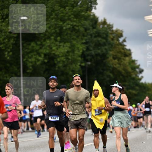 29.06.2025 - hella hamburg halbmarathon Dr. Thomas Lammeyer http://msf.ph/oto/8360810 29.06.2025 10:41:22 Kennedybrücke 56, 1022, 1118, 1253, 1276, 1488, 1490, 1597, 1819, 1952, 2072, 2104, 2199, 2272, 2552, 3165, 3230, 3398, 3428, 3714, 3873, 4347, 4733, 5146, 5224, 5560, 5786, 5940, 6584, 6804, 7202, 7235, 7707, 7823, 8257, 8258, 8315, 8758, 8937, 9054, 9055, 9918, 10024, 10112, 10476, 10762, 10798, 10862, 10931 meine-sportfotos.de