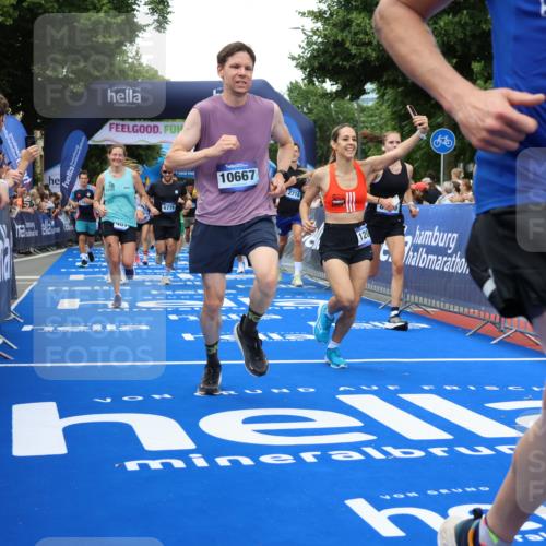29.06.2025 - hella hamburg halbmarathon Strokosch-Dieckow http://msf.ph/oto/8360812 29.06.2025 10:51:18 Ziel 1461, 1817, 2364, 2411, 2636, 2718, 2946, 4404, 4814, 5600, 5820, 6657, 6776, 8316, 8930, 8989, 9214, 9476, 9656, 10480, 10667, 10868, 11124, 11422, 11512, 11625, 12016, 13047, 14865, 14994, 15480, 15950, 16357, 17530, 18019, 18489 meine-sportfotos.de