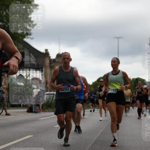 29.06.2025 - hella hamburg halbmarathon Yannick Fuchs http://msf.ph/oto/8360820 29.06.2025 10:53:12 20KM 1285, 2006, 2348, 2584, 2677, 2957, 2978, 3114, 3181, 3279, 3425, 3983, 4088, 4592, 5347, 5633, 5885, 6087, 6202, 6208, 6220, 6438, 6636, 6997, 7031, 7223, 7287, 7476, 8290, 9655, 10036, 10759, 10896, 10943, 11935, 11938, 12206, 12261, 12564, 12633, 12736, 12862, 13583, 13761, 14375, 14567, 14732, 14902, 14965, 15232, 15240, 15284, 15824, 16160, 16341, 16563, 16910, 16980, 17017, 17346, 17503, 17630, 18153, 18266, 18327, 18467, 18716, 19015, 19160 meine-sportfotos.de