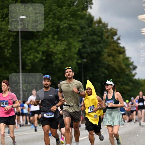 29.06.2025 - hella hamburg halbmarathon Dr. Thomas Lammeyer http://msf.ph/oto/8360821 29.06.2025 10:41:22 Kennedybrücke 56, 1022, 1118, 1253, 1276, 1488, 1490, 1597, 1819, 1952, 2072, 2104, 2199, 2272, 2552, 3165, 3230, 3398, 3428, 3714, 3873, 4347, 4733, 5146, 5224, 5560, 5786, 5940, 6584, 6804, 7202, 7235, 7707, 7823, 8257, 8258, 8315, 8758, 8937, 9054, 9055, 9918, 10024, 10112, 10476, 10762, 10798, 10862, 10931 meine-sportfotos.de