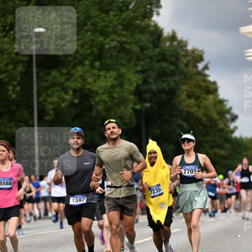 29.06.2025 - hella hamburg halbmarathon Dr. Thomas Lammeyer http://msf.ph/oto/8360833 29.06.2025 10:41:22 Kennedybrücke 56, 1022, 1118, 1253, 1276, 1488, 1490, 1597, 1819, 1952, 2072, 2104, 2199, 2272, 2552, 3165, 3230, 3398, 3428, 3714, 3873, 4347, 4733, 5146, 5224, 5560, 5786, 5940, 6584, 6804, 7202, 7235, 7707, 7823, 8257, 8258, 8315, 8758, 8937, 9054, 9055, 9918, 10024, 10112, 10476, 10762, 10798, 10862, 10931 meine-sportfotos.de