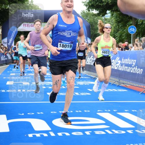 29.06.2025 - hella hamburg halbmarathon Strokosch-Dieckow http://msf.ph/oto/8360835 29.06.2025 10:51:17 Ziel 1461, 1817, 2364, 2411, 2636, 2718, 2946, 4404, 4814, 5600, 6027, 6657, 6776, 8316, 8930, 8989, 9214, 9476, 9656, 10480, 10667, 10868, 11124, 11512, 11625, 12016, 13047, 14865, 14994, 15480, 15950, 16357, 17530, 18019, 18489 meine-sportfotos.de