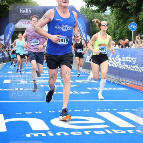 29.06.2025 - hella hamburg halbmarathon Strokosch-Dieckow http://msf.ph/oto/8360860 29.06.2025 10:51:17 Ziel 1461, 1817, 2364, 2411, 2636, 2718, 2946, 4404, 4814, 5600, 6027, 6657, 6776, 8316, 8930, 8989, 9214, 9476, 9656, 10480, 10667, 10868, 11124, 11512, 11625, 12016, 13047, 14865, 14994, 15480, 15950, 16357, 17530, 18019, 18489 meine-sportfotos.de