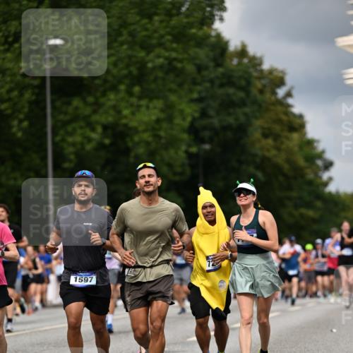 29.06.2025 - hella hamburg halbmarathon Dr. Thomas Lammeyer http://msf.ph/oto/8360866 29.06.2025 10:41:22 Kennedybrücke 56, 1022, 1118, 1253, 1276, 1488, 1490, 1597, 1819, 1952, 2072, 2104, 2199, 2272, 2552, 3165, 3230, 3398, 3428, 3714, 3873, 4347, 4733, 5146, 5224, 5560, 5786, 5940, 6584, 6804, 7202, 7235, 7707, 7823, 8257, 8258, 8315, 8758, 8937, 9054, 9055, 9918, 10024, 10112, 10476, 10762, 10798, 10862, 10931 meine-sportfotos.de