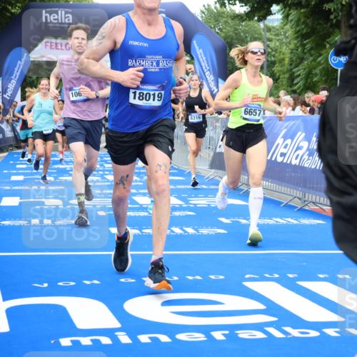 29.06.2025 - hella hamburg halbmarathon Strokosch-Dieckow http://msf.ph/oto/8360883 29.06.2025 10:51:17 Ziel 1461, 1817, 2364, 2411, 2636, 2718, 2946, 4404, 4814, 5600, 6027, 6657, 6776, 8316, 8930, 8989, 9214, 9476, 9656, 10480, 10667, 10868, 11124, 11512, 11625, 12016, 13047, 14865, 14994, 15480, 15950, 16357, 17530, 18019, 18489 meine-sportfotos.de