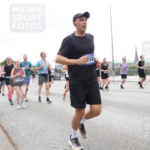 29.06.2025 - hella hamburg halbmarathon Lena Gebhardt http://msf.ph/oto/8360892 29.06.2025 10:48:18 Lombardsbrücke 11548, 17325, 1174, 7393, 2104, 1079, 3504, 1142, 1157, 1174, 1175, 1392, 1645, 1701, 2037, 2163, 2195, 2197, 2418, 2475, 2545, 2627, 2650, 2756, 2909, 2958, 3049, 3224, 3320, 3468, 3504, 3661, 3679, 3933, 4327, 4588, 4856, 5585, 5781, 5886, 5952, 6143, 7240, 7393, 7394, 7427, 7532, 7916, 8077, 8310, 8461, 8521, 8774, 8948, 9356, 9696, 9697, 9775, 9787, 9921, 10059, 10145, 10777, 10794, 11548, 11742, 11781, 13814, 15715, 16498, 16499 meine-sportfotos.de