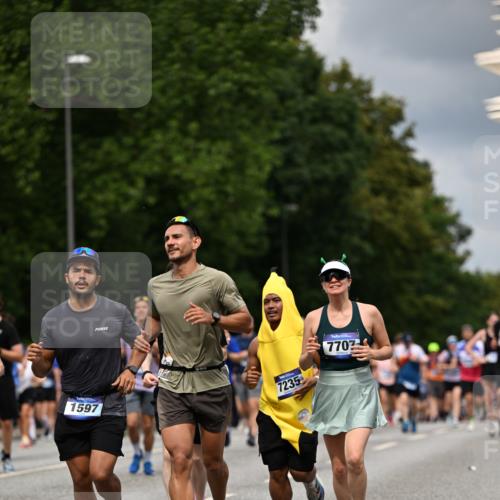 29.06.2025 - hella hamburg halbmarathon Dr. Thomas Lammeyer http://msf.ph/oto/8360894 29.06.2025 10:41:22 Kennedybrücke 56, 1022, 1118, 1253, 1276, 1488, 1490, 1597, 1819, 1952, 2072, 2104, 2199, 2272, 2552, 3165, 3230, 3398, 3428, 3714, 3873, 4347, 4733, 5146, 5224, 5560, 5786, 5940, 6584, 6804, 7202, 7235, 7707, 7823, 8257, 8258, 8315, 8758, 8937, 9054, 9055, 9918, 10024, 10112, 10476, 10762, 10798, 10862, 10931 meine-sportfotos.de