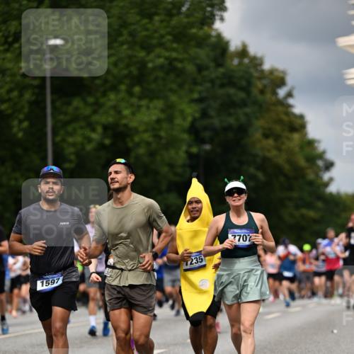 29.06.2025 - hella hamburg halbmarathon Dr. Thomas Lammeyer http://msf.ph/oto/8360903 29.06.2025 10:41:23 Kennedybrücke 56, 1022, 1118, 1253, 1276, 1488, 1490, 1597, 1819, 1952, 2072, 2104, 2199, 2272, 2552, 3165, 3230, 3398, 3428, 3714, 3873, 4347, 4733, 5146, 5224, 5560, 5786, 5940, 6584, 6804, 6821, 7202, 7235, 7707, 7823, 8257, 8258, 8315, 8758, 9054, 9055, 9918, 10024, 10112, 10476, 10762, 10798, 10862, 10919, 10931 meine-sportfotos.de