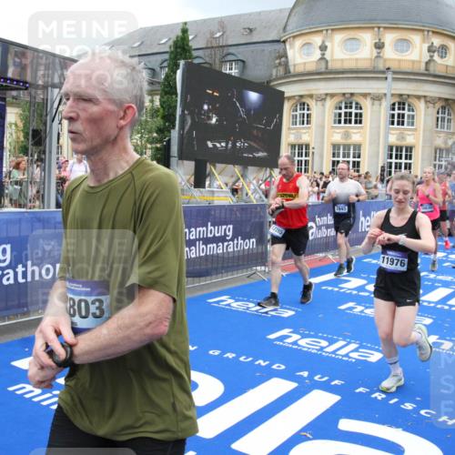 29.06.2025 - hella hamburg halbmarathon Michael Strokosch http://msf.ph/oto/8360918 29.06.2025 10:55:12 Ziel 1549, 1628, 2119, 2448, 3041, 3791, 3945, 4903, 6355, 8691, 9060, 9361, 9380, 10191, 10192, 10582, 11333, 11747, 11976, 12248, 12961, 13297, 14834, 14948, 15854, 16108, 16630, 17803, 17842, 18031, 18966 meine-sportfotos.de