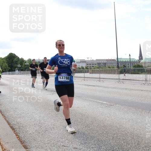 29.06.2025 - hella hamburg halbmarathon Lena Gebhardt http://msf.ph/oto/8360920 29.06.2025 10:14:10 Lombardsbrücke 15482, 6710, 48, 13788, 1131, 1194, 1480, 1890, 2359, 2987, 3939, 4001, 4032, 4962, 5631, 5719, 6028, 6083, 6089, 6287, 6366, 6710, 7209, 7442, 7462, 7840, 7991, 8001, 8057, 8409, 8673, 8892, 9631, 9845, 9886, 10442, 10443, 10977, 11441, 11987, 12313, 12467, 12797, 12938, 13237, 13285, 13788, 14488, 15085, 15482, 15721, 15722, 15840, 16126, 17439, 17985, 18041, 18236, 18239 meine-sportfotos.de
