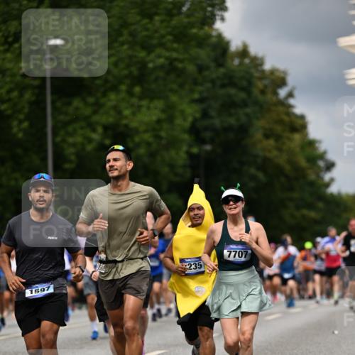29.06.2025 - hella hamburg halbmarathon Dr. Thomas Lammeyer http://msf.ph/oto/8360923 29.06.2025 10:41:23 Kennedybrücke 56, 1022, 1118, 1253, 1276, 1488, 1490, 1597, 1819, 1952, 2072, 2104, 2199, 2272, 2552, 3165, 3230, 3398, 3428, 3714, 3873, 4347, 4733, 5146, 5224, 5560, 5786, 5940, 6584, 6804, 6821, 7202, 7235, 7707, 7823, 8257, 8258, 8315, 8758, 9054, 9055, 9918, 10024, 10112, 10476, 10762, 10798, 10862, 10919, 10931 meine-sportfotos.de
