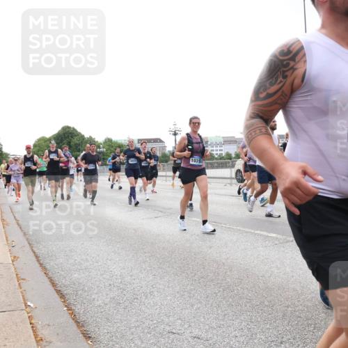 29.06.2025 - hella hamburg halbmarathon Lena Gebhardt http://msf.ph/oto/8360928 29.06.2025 10:39:15 Lombardsbrücke 18934, 12745, 10315, 1633, 1232, 1390, 1451, 1760, 1856, 1883, 2092, 2524, 2534, 2571, 2574, 2843, 2893, 2998, 3275, 3307, 3353, 3727, 3745, 3927, 4257, 4320, 4410, 4523, 4603, 4659, 4855, 4882, 4964, 6062, 6112, 6321, 6342, 6343, 6611, 6748, 7263, 7341, 7501, 7506, 7524, 7589, 7684, 7815, 8203, 8243, 8367, 8457, 8783, 8995, 9393, 9420, 9446, 9569, 9698, 9708, 9974, 9977, 10001, 10072, 10315, 10512, 10516, 10554, 13060 meine-sportfotos.de