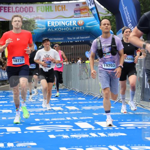 29.06.2025 - hella hamburg halbmarathon Strokosch-Dieckow http://msf.ph/oto/8360938 29.06.2025 10:29:24 Ziel 2021, 2075, 2180, 8975, 9137, 9571, 10156, 10790, 12234, 12287, 13838, 14164, 15880, 16118, 17197, 18737, 19203 meine-sportfotos.de