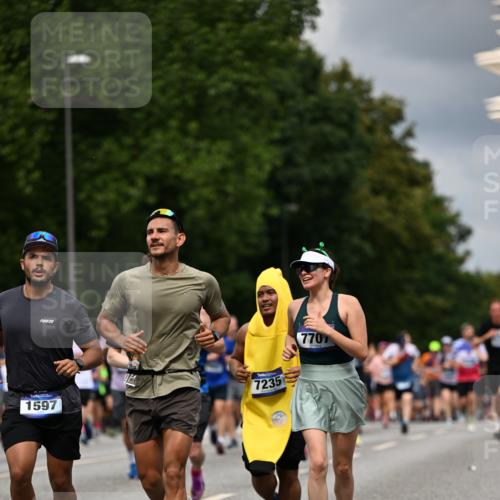 29.06.2025 - hella hamburg halbmarathon Dr. Thomas Lammeyer http://msf.ph/oto/8360944 29.06.2025 10:41:23 Kennedybrücke 56, 1022, 1118, 1253, 1276, 1488, 1490, 1597, 1819, 1952, 2072, 2104, 2199, 2272, 2552, 3165, 3230, 3398, 3428, 3714, 3873, 4347, 4733, 5146, 5224, 5560, 5786, 5940, 6584, 6804, 6821, 7202, 7235, 7707, 7823, 8257, 8258, 8315, 8758, 9054, 9055, 9918, 10024, 10112, 10476, 10762, 10798, 10862, 10919, 10931 meine-sportfotos.de