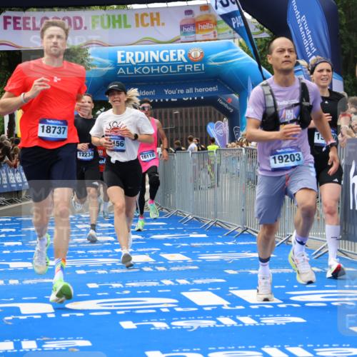 29.06.2025 - hella hamburg halbmarathon Strokosch-Dieckow http://msf.ph/oto/8361056 29.06.2025 10:29:24 Ziel 2021, 2075, 2180, 8975, 9137, 9571, 10156, 10790, 12234, 12287, 13838, 14164, 15880, 16118, 17197, 18737, 19203 meine-sportfotos.de
