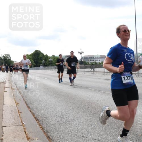 29.06.2025 - hella hamburg halbmarathon Lena Gebhardt http://msf.ph/oto/8361067 29.06.2025 10:14:10 Lombardsbrücke 15482, 1293, 1378, 1131, 1194, 1480, 1890, 2359, 2987, 3939, 4001, 4032, 4962, 5631, 5719, 6028, 6083, 6089, 6287, 6366, 6710, 7209, 7442, 7462, 7840, 7991, 8001, 8057, 8409, 8673, 8892, 9631, 9845, 9886, 10442, 10443, 10977, 11441, 11987, 12313, 12467, 12797, 12938, 13237, 13285, 13788, 14488, 15085, 15482, 15721, 15722, 15840, 16126, 17439, 17985, 18041, 18236, 18239 meine-sportfotos.de