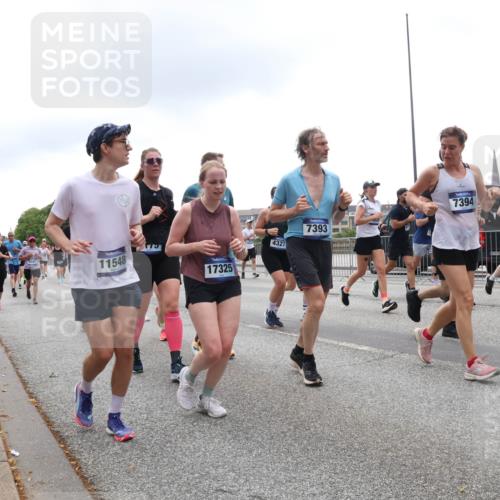 29.06.2025 - hella hamburg halbmarathon Lena Gebhardt http://msf.ph/oto/8361160 29.06.2025 10:48:20 Lombardsbrücke 11548, 17325, 4327, 7393, 7394, 504, 1142, 1157, 1174, 1175, 1392, 1584, 1645, 1701, 2037, 2163, 2195, 2197, 2418, 2475, 2627, 2650, 2756, 2909, 2958, 3224, 3320, 3468, 3504, 3661, 3679, 3933, 4327, 4588, 4856, 5585, 5781, 5886, 5952, 6143, 7240, 7393, 7394, 7532, 7916, 8077, 8461, 8521, 8719, 8760, 8774, 8948, 9356, 9775, 9787, 9921, 10059, 10145, 10777, 10794, 11548, 11742, 11781, 13814, 15715, 16498, 16499 meine-sportfotos.de
