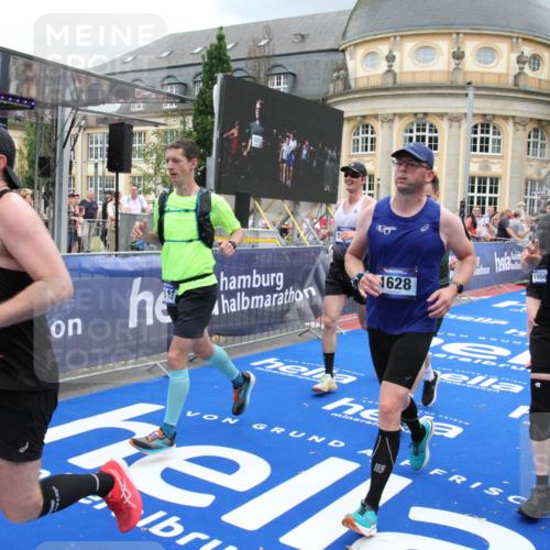 29.06.2025 - hella hamburg halbmarathon Michael Strokosch http://msf.ph/oto/8361162 29.06.2025 10:55:17 Ziel 1549, 1628, 2119, 2448, 3041, 4903, 6355, 6723, 6891, 8973, 9361, 10188, 10191, 10192, 10263, 10582, 11747, 12248, 14834, 15854, 16108, 16521, 18031, 18966 meine-sportfotos.de