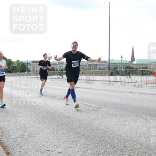 29.06.2025 - hella hamburg halbmarathon Lena Gebhardt http://msf.ph/oto/8361208 29.06.2025 10:14:11 Lombardsbrücke 15482, 6710, 12938, 1131, 1194, 1480, 1890, 2359, 2987, 3756, 3939, 4001, 4032, 4962, 5631, 5719, 6028, 6083, 6089, 6287, 6366, 6710, 7209, 7442, 7462, 7840, 7991, 8001, 8057, 8409, 8673, 8892, 9631, 9845, 9886, 10224, 10442, 10443, 10977, 11441, 11987, 12313, 12467, 12797, 12938, 13237, 13285, 13788, 14488, 15085, 15482, 15721, 15722, 15840, 16126, 17439, 17985, 18041, 18236, 18239 meine-sportfotos.de