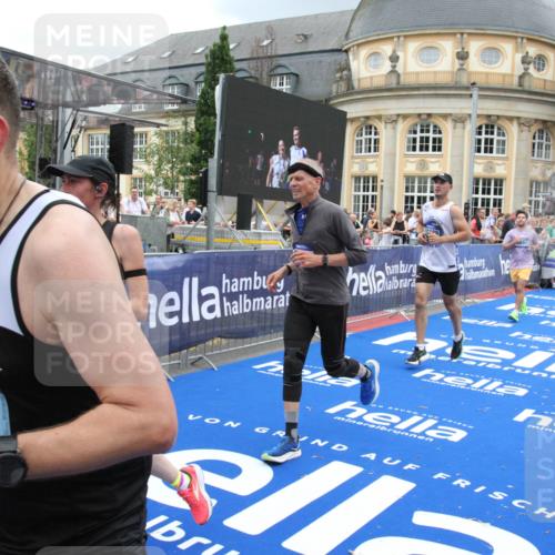 29.06.2025 - hella hamburg halbmarathon Michael Strokosch http://msf.ph/oto/8361262 29.06.2025 10:55:19 Ziel 1549, 1628, 2119, 4903, 5643, 6723, 6891, 8973, 10188, 10263, 10582, 11184, 12526, 13470, 14834, 15854, 16521, 18031, 18290, 18380, 18531, 18966 meine-sportfotos.de