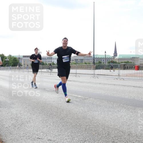 29.06.2025 - hella hamburg halbmarathon Lena Gebhardt http://msf.ph/oto/8361268 29.06.2025 10:14:11 Lombardsbrücke 6710, 15482, 1283, 12938, 1131, 1194, 1480, 1890, 2359, 2987, 3756, 3939, 4001, 4032, 4962, 5631, 5719, 6028, 6083, 6089, 6287, 6366, 6710, 7209, 7442, 7462, 7840, 7991, 8001, 8057, 8409, 8673, 8892, 9631, 9845, 9886, 10224, 10442, 10443, 10977, 11441, 11987, 12313, 12467, 12797, 12938, 13237, 13285, 13788, 14488, 15085, 15482, 15721, 15722, 15840, 16126, 17439, 17985, 18041, 18236, 18239 meine-sportfotos.de