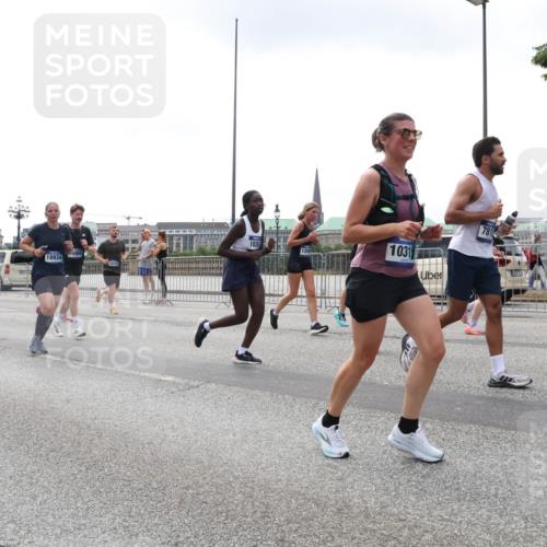 29.06.2025 - hella hamburg halbmarathon Lena Gebhardt http://msf.ph/oto/8361281 29.06.2025 10:39:16 Lombardsbrücke 12745, 18934, 15112, 1031, 781, 1232, 1390, 1451, 1760, 1856, 1883, 2092, 2524, 2534, 2571, 2574, 2843, 2893, 2998, 3275, 3307, 3353, 3727, 3745, 4257, 4320, 4410, 4523, 4603, 4609, 4659, 4855, 4882, 4964, 6062, 6112, 6321, 6342, 6343, 6611, 6748, 7263, 7341, 7501, 7506, 7524, 7589, 7684, 7815, 8203, 8243, 8457, 8783, 8995, 9393, 9420, 9446, 9569, 9698, 9708, 9777, 9974, 9977, 10001, 10072, 10315, 10512, 10516, 10554, 13060 meine-sportfotos.de