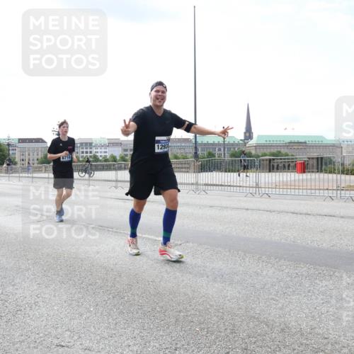 29.06.2025 - hella hamburg halbmarathon Lena Gebhardt http://msf.ph/oto/8361366 29.06.2025 10:14:12 Lombardsbrücke 15482, 6710, 1293, 1131, 1194, 1406, 1480, 1890, 2359, 2494, 3756, 3939, 4001, 4032, 4962, 5631, 5719, 6028, 6083, 6089, 6287, 6366, 6710, 7209, 7442, 7462, 7802, 7840, 7991, 8001, 8057, 8409, 8673, 8892, 9631, 9845, 9886, 10224, 10442, 10443, 11441, 11987, 12467, 12938, 13237, 13285, 13788, 14488, 15085, 15482, 15721, 15722, 15840, 16126, 17439, 17985, 18041, 18236, 18239 meine-sportfotos.de