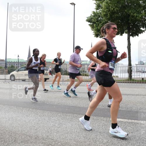 29.06.2025 - hella hamburg halbmarathon Lena Gebhardt http://msf.ph/oto/8361372 29.06.2025 10:39:17 Lombardsbrücke 18934, 4956, 15112, 12090, 103, 1232, 1390, 1451, 1760, 1856, 1883, 2092, 2524, 2534, 2571, 2574, 2843, 2893, 2998, 3275, 3307, 3353, 3727, 3745, 4257, 4320, 4410, 4523, 4603, 4609, 4659, 4855, 4882, 4964, 6062, 6112, 6321, 6342, 6343, 6611, 6719, 6726, 6748, 7341, 7501, 7506, 7524, 7589, 7684, 7815, 8203, 8243, 8457, 8783, 8995, 9393, 9420, 9446, 9569, 9698, 9708, 9777, 9974, 9977, 10001, 10072, 10315, 10512, 10516, 10554, 13060 meine-sportfotos.de