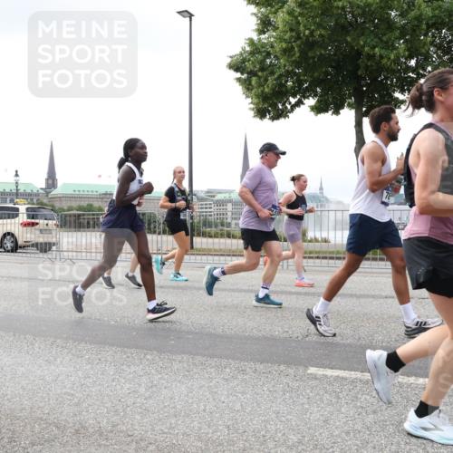 29.06.2025 - hella hamburg halbmarathon Lena Gebhardt http://msf.ph/oto/8361433 29.06.2025 10:39:17 Lombardsbrücke 34, 1232, 1390, 1451, 1760, 1856, 1883, 2092, 2524, 2534, 2571, 2574, 2843, 2893, 2998, 3275, 3307, 3353, 3727, 3745, 4257, 4320, 4410, 4523, 4603, 4609, 4659, 4855, 4882, 4964, 6062, 6112, 6321, 6342, 6343, 6611, 6719, 6726, 6748, 7341, 7501, 7506, 7524, 7589, 7684, 7815, 8203, 8243, 8457, 8783, 8995, 9393, 9420, 9446, 9569, 9698, 9708, 9777, 9974, 9977, 10001, 10072, 10315, 10512, 10516, 10554, 13060 meine-sportfotos.de