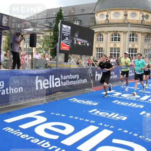 29.06.2025 - hella hamburg halbmarathon Michael Strokosch http://msf.ph/oto/8361456 29.06.2025 10:55:23 Ziel 4189, 5287, 5643, 6723, 6891, 8487, 10263, 11184, 12526, 13236, 13470, 16521, 16985, 17940, 18290, 18380, 18531 meine-sportfotos.de
