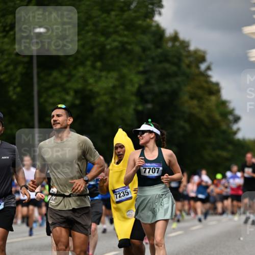 29.06.2025 - hella hamburg halbmarathon Dr. Thomas Lammeyer http://msf.ph/oto/8361478 29.06.2025 10:41:23 Kennedybrücke 56, 1022, 1118, 1253, 1276, 1488, 1490, 1597, 1819, 1952, 2072, 2104, 2199, 2272, 2552, 3165, 3230, 3398, 3428, 3714, 3873, 4347, 4733, 5146, 5224, 5560, 5786, 5940, 6584, 6804, 6821, 7202, 7235, 7707, 7823, 8257, 8258, 8315, 8758, 9054, 9055, 9918, 10024, 10112, 10476, 10762, 10798, 10862, 10919, 10931 meine-sportfotos.de