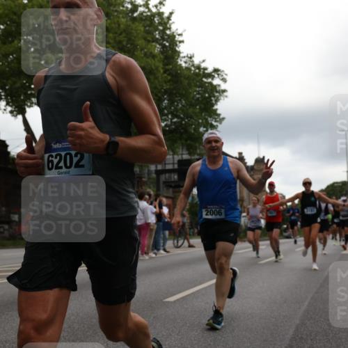 29.06.2025 - hella hamburg halbmarathon Yannick Fuchs http://msf.ph/oto/8361521 29.06.2025 10:53:14 20KM 1285, 2006, 2348, 2584, 2677, 2957, 2978, 3114, 3181, 3279, 3425, 3983, 4088, 4592, 5347, 5633, 5885, 6087, 6202, 6220, 6438, 6997, 7031, 7223, 7287, 7476, 8290, 9655, 10036, 10587, 10759, 10896, 10943, 11935, 11938, 12206, 12261, 12564, 12633, 12736, 12862, 13583, 13761, 14375, 14567, 14732, 14902, 14965, 15232, 15240, 15284, 15824, 16160, 16341, 16563, 16910, 16980, 17017, 17346, 17503, 17630, 18153, 18266, 18327, 18467, 18716, 19015, 19160 meine-sportfotos.de