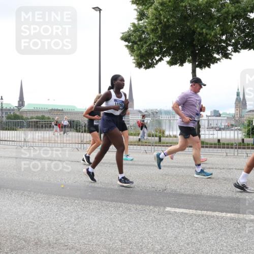 29.06.2025 - hella hamburg halbmarathon Lena Gebhardt http://msf.ph/oto/8361534 29.06.2025 10:39:17 Lombardsbrücke 18934, 120, 10261, 1232, 1390, 1451, 1760, 1856, 1883, 2092, 2524, 2534, 2571, 2574, 2843, 2893, 2998, 3275, 3307, 3353, 3727, 3745, 4257, 4320, 4410, 4523, 4603, 4609, 4659, 4855, 4882, 4964, 6062, 6112, 6321, 6342, 6343, 6611, 6719, 6726, 6748, 7341, 7501, 7506, 7524, 7589, 7684, 7815, 8203, 8243, 8457, 8783, 8995, 9393, 9420, 9446, 9569, 9698, 9708, 9777, 9974, 9977, 10001, 10072, 10315, 10512, 10516, 10554, 13060 meine-sportfotos.de