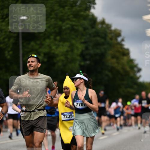 29.06.2025 - hella hamburg halbmarathon Dr. Thomas Lammeyer http://msf.ph/oto/8361562 29.06.2025 10:41:24 Kennedybrücke 56, 1022, 1118, 1253, 1276, 1339, 1488, 1490, 1597, 1819, 1952, 2072, 2104, 2199, 2272, 2552, 3165, 3230, 3398, 3428, 3714, 3873, 4347, 4618, 4733, 5146, 5224, 5560, 5786, 5940, 6243, 6584, 6804, 6821, 7202, 7235, 7707, 7823, 8257, 8258, 8315, 8758, 9054, 9055, 9918, 10024, 10112, 10476, 10762, 10798, 10862, 10919, 10931 meine-sportfotos.de