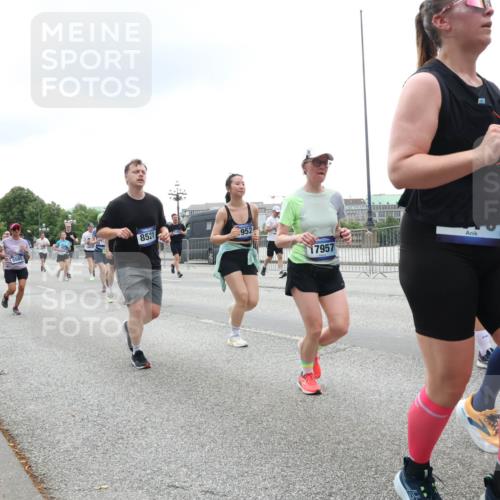 29.06.2025 - hella hamburg halbmarathon Lena Gebhardt http://msf.ph/oto/8361565 29.06.2025 10:48:21 Lombardsbrücke 203, 8521, 952, 17957, 19, 117, 1142, 1157, 1167, 1174, 1175, 1392, 1584, 1645, 1701, 2037, 2163, 2195, 2197, 2418, 2475, 2627, 2650, 2756, 2909, 2958, 3224, 3320, 3468, 3504, 3661, 3679, 3933, 4327, 4588, 4856, 5585, 5781, 5886, 5952, 6143, 7240, 7393, 7394, 7532, 7916, 8077, 8461, 8521, 8719, 8760, 8774, 8948, 9356, 9775, 9787, 9921, 10059, 10145, 10777, 10794, 11548, 11742, 11781, 13814, 15715, 16498, 16499 meine-sportfotos.de