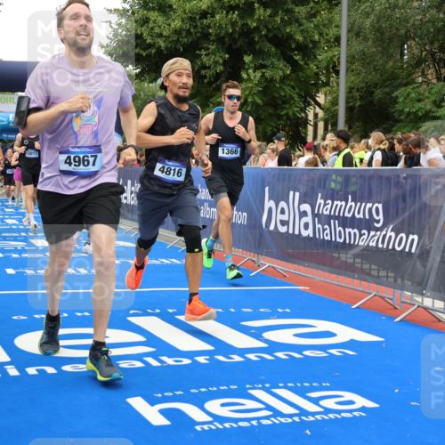 29.06.2025 - hella hamburg halbmarathon Strokosch-Dieckow http://msf.ph/oto/8361570 29.06.2025 10:51:08 Ziel 1366, 1461, 1630, 4077, 4404, 4816, 4967, 5600, 6027, 8117, 8261, 8508, 8704, 8930, 9476, 10508, 10603, 10868, 11512, 11625, 11733, 13008, 13073, 15480, 17384, 17530, 17823, 18066 meine-sportfotos.de