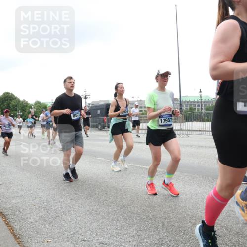 29.06.2025 - hella hamburg halbmarathon Lena Gebhardt http://msf.ph/oto/8361601 29.06.2025 10:48:21 Lombardsbrücke 2037, 8521, 952, 17957, 19, 1142, 1157, 1167, 1174, 1175, 1392, 1584, 1645, 1701, 2037, 2163, 2195, 2197, 2418, 2475, 2627, 2650, 2756, 2909, 2958, 3224, 3320, 3468, 3504, 3661, 3679, 3933, 4327, 4588, 4856, 5585, 5781, 5886, 5952, 6143, 7240, 7393, 7394, 7532, 7916, 8077, 8461, 8521, 8719, 8760, 8774, 8948, 9356, 9775, 9787, 9921, 10059, 10145, 10777, 10794, 11548, 11742, 11781, 13814, 15715, 16498, 16499 meine-sportfotos.de