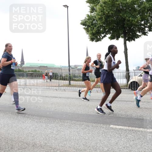 29.06.2025 - hella hamburg halbmarathon Lena Gebhardt http://msf.ph/oto/8361623 29.06.2025 10:39:18 Lombardsbrücke 18934, 1232, 1390, 1451, 1760, 1856, 1883, 2092, 2524, 2534, 2571, 2574, 2578, 2843, 2893, 2998, 3275, 3307, 3353, 3727, 3745, 4257, 4320, 4410, 4523, 4603, 4609, 4659, 4855, 4882, 4964, 6062, 6112, 6321, 6342, 6343, 6611, 6719, 6726, 6748, 7341, 7501, 7506, 7524, 7589, 7684, 7815, 8203, 8243, 8457, 8783, 8995, 9393, 9420, 9446, 9569, 9698, 9708, 9777, 9974, 9977, 10001, 10072, 10315, 10512, 10516, 10554, 13060 meine-sportfotos.de