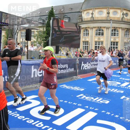 29.06.2025 - hella hamburg halbmarathon Michael Strokosch http://msf.ph/oto/8361641 29.06.2025 10:55:29 Ziel 1130, 2252, 2771, 4189, 4951, 5287, 5319, 6591, 6938, 8487, 13234, 13236, 16213, 16334, 16609, 16985, 17603, 17940 meine-sportfotos.de