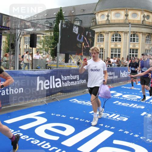 29.06.2025 - hella hamburg halbmarathon Michael Strokosch http://msf.ph/oto/8361659 29.06.2025 10:55:29 Ziel 1130, 2252, 2771, 4189, 4951, 5287, 5319, 6591, 6938, 8487, 13234, 13236, 16213, 16334, 16609, 16985, 17603, 17940 meine-sportfotos.de