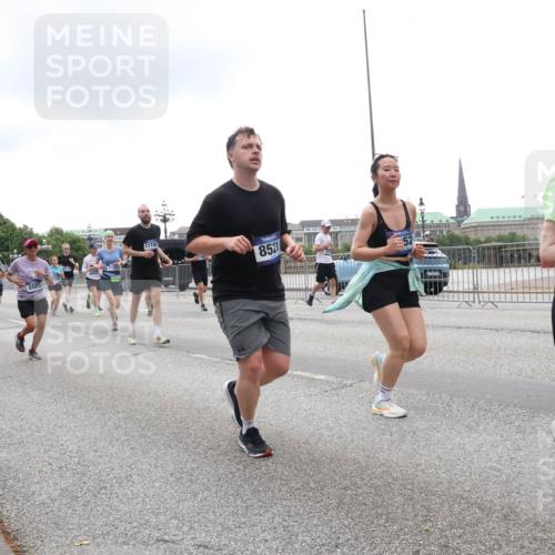 29.06.2025 - hella hamburg halbmarathon Lena Gebhardt http://msf.ph/oto/8361672 29.06.2025 10:48:22 Lombardsbrücke 9775, 2033, 115, 5585, 11742, 8521, 1795, 1142, 1157, 1167, 1174, 1175, 1392, 1584, 1645, 1701, 2037, 2163, 2195, 2197, 2418, 2475, 2627, 2650, 2756, 2909, 2958, 3224, 3320, 3468, 3504, 3661, 3679, 3933, 4327, 4588, 4856, 5585, 5781, 5952, 6143, 7240, 7393, 7394, 7532, 7916, 8461, 8521, 8719, 8760, 8774, 8948, 9356, 9775, 9787, 9921, 10059, 10145, 10204, 10777, 10794, 11548, 11742, 11781, 13814, 15715, 16498, 16499, 16701 meine-sportfotos.de