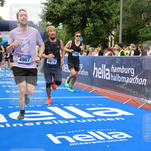 29.06.2025 - hella hamburg halbmarathon Strokosch-Dieckow http://msf.ph/oto/8361686 29.06.2025 10:51:07 Ziel 1366, 1630, 4077, 4404, 4816, 4967, 5600, 6027, 8117, 8261, 8508, 8704, 10508, 10603, 10868, 11512, 11625, 11733, 13008, 13073, 14125, 15480, 17221, 17384, 17530, 17823, 18066 meine-sportfotos.de