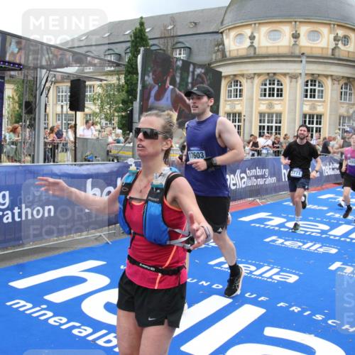 29.06.2025 - hella hamburg halbmarathon Michael Strokosch http://msf.ph/oto/8361711 29.06.2025 10:55:31 Ziel 1130, 2252, 2771, 4951, 5287, 5319, 6591, 6938, 12584, 13234, 13267, 14036, 14592, 16213, 16334, 16609, 17603, 17940 meine-sportfotos.de