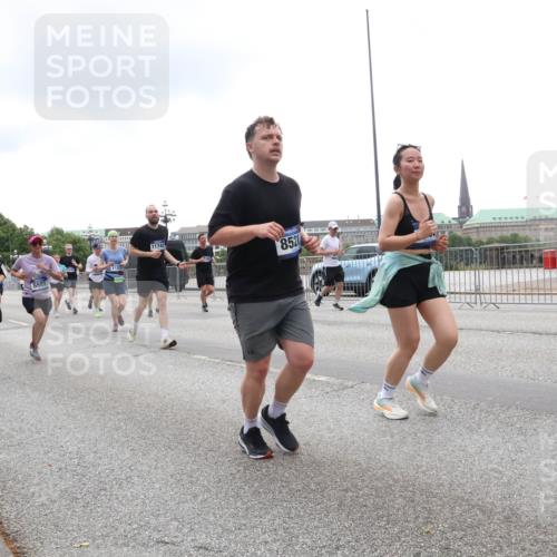 29.06.2025 - hella hamburg halbmarathon Lena Gebhardt http://msf.ph/oto/8361712 29.06.2025 10:48:22 Lombardsbrücke 9921, 2037, 1157, 5585, 11742, 8521, 17951, 1142, 1157, 1167, 1174, 1175, 1392, 1584, 1645, 1701, 2037, 2163, 2195, 2197, 2418, 2475, 2627, 2650, 2756, 2909, 2958, 3224, 3320, 3468, 3504, 3661, 3679, 3933, 4327, 4588, 4856, 5585, 5781, 5952, 6143, 7240, 7393, 7394, 7532, 7916, 8461, 8521, 8719, 8760, 8774, 8948, 9356, 9775, 9787, 9921, 10059, 10145, 10204, 10777, 10794, 11548, 11742, 11781, 13814, 15715, 16498, 16499, 16701 meine-sportfotos.de