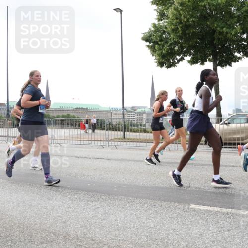 29.06.2025 - hella hamburg halbmarathon Lena Gebhardt http://msf.ph/oto/8361719 29.06.2025 10:39:18 Lombardsbrücke 1232, 1390, 1451, 1760, 1856, 1883, 2092, 2524, 2534, 2571, 2574, 2578, 2843, 2893, 2998, 3275, 3307, 3353, 3727, 3745, 4257, 4320, 4410, 4523, 4603, 4609, 4659, 4855, 4882, 4964, 6062, 6112, 6321, 6342, 6343, 6611, 6719, 6726, 6748, 7341, 7501, 7506, 7524, 7589, 7684, 7815, 8203, 8243, 8457, 8783, 8995, 9393, 9420, 9446, 9569, 9698, 9708, 9777, 9974, 9977, 10001, 10072, 10315, 10512, 10516, 10554, 13060 meine-sportfotos.de