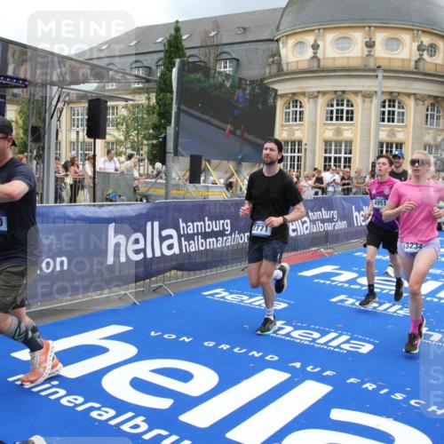 29.06.2025 - hella hamburg halbmarathon Michael Strokosch http://msf.ph/oto/8361736 29.06.2025 10:55:31 Ziel 1130, 2252, 2771, 4951, 5287, 5319, 6591, 6938, 12584, 13234, 13267, 14036, 14592, 16213, 16334, 16609, 17603, 17940 meine-sportfotos.de