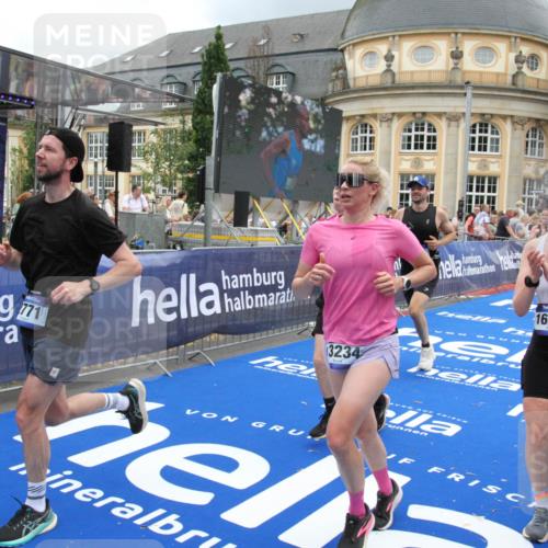 29.06.2025 - hella hamburg halbmarathon Michael Strokosch http://msf.ph/oto/8361759 29.06.2025 10:55:32 Ziel 1130, 2252, 2771, 4951, 5319, 6591, 6938, 11554, 12544, 12584, 13234, 13267, 14036, 14592, 16213, 16334, 16609, 17603, 17940 meine-sportfotos.de