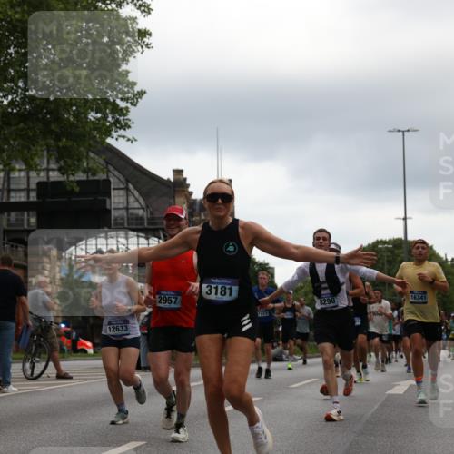 29.06.2025 - hella hamburg halbmarathon Yannick Fuchs http://msf.ph/oto/8361906 29.06.2025 10:53:15 20KM 1285, 2006, 2348, 2584, 2677, 2957, 2978, 3114, 3181, 3279, 3425, 3983, 4088, 4592, 5347, 5633, 5885, 6087, 6202, 6220, 6438, 6997, 7031, 7223, 7287, 7476, 8290, 9655, 10036, 10587, 10759, 10896, 10943, 11935, 11938, 12206, 12261, 12564, 12633, 12736, 12862, 13583, 13761, 14375, 14567, 14732, 14902, 14965, 15232, 15240, 15284, 15824, 16160, 16341, 16563, 16910, 16980, 17017, 17346, 17503, 17630, 18153, 18266, 18327, 18467, 18716, 19015, 19160 meine-sportfotos.de